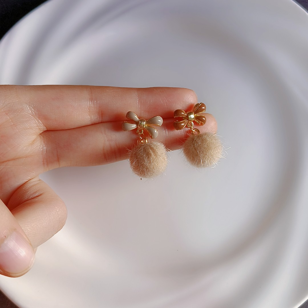 The 2025 new autumn and winter collection of hairball stud earrings for women, featuring a trendy, sweet, versatile, gentle, fashionable and high-end look Application Scenario