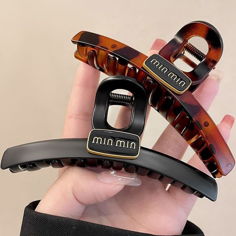 The 2025 new retro black matte gripper, a high-end hairpin at the back of the head, and a stylish shark clip hair accessory Application Scenario
