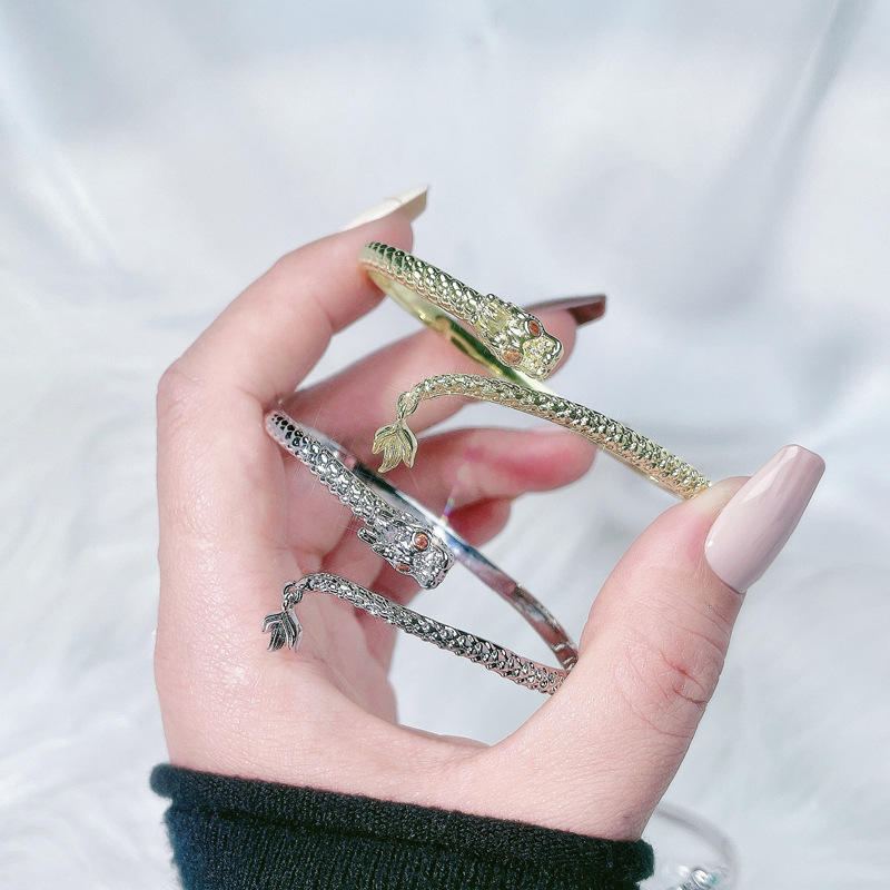 High-end, niche design, cold style, dragon-shaped bracelet, women's light luxury, exquisite and fashionable temperament, snake bracelet, trendy and cool accessory Application Scenario