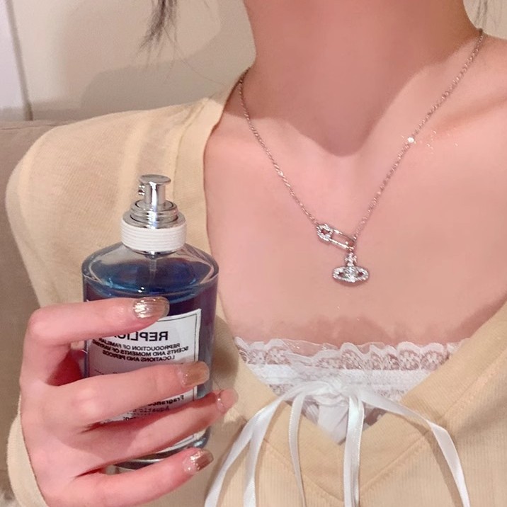 The trendy Planet chain necklace is a new 2024 fashion accessory for women, featuring a light luxury and niche collarbone chain Specification drawing
