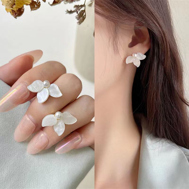 2025 New summer white petal stud earrings for women, sweet and simple flower earrings, niche design sense ear clips and earrings full figure