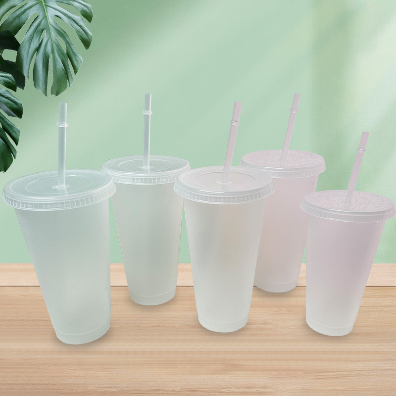 The new transparent plastic cup changes color when cold. The pp plastic straw cup is 700ml for both men and women. Customization is available full figure