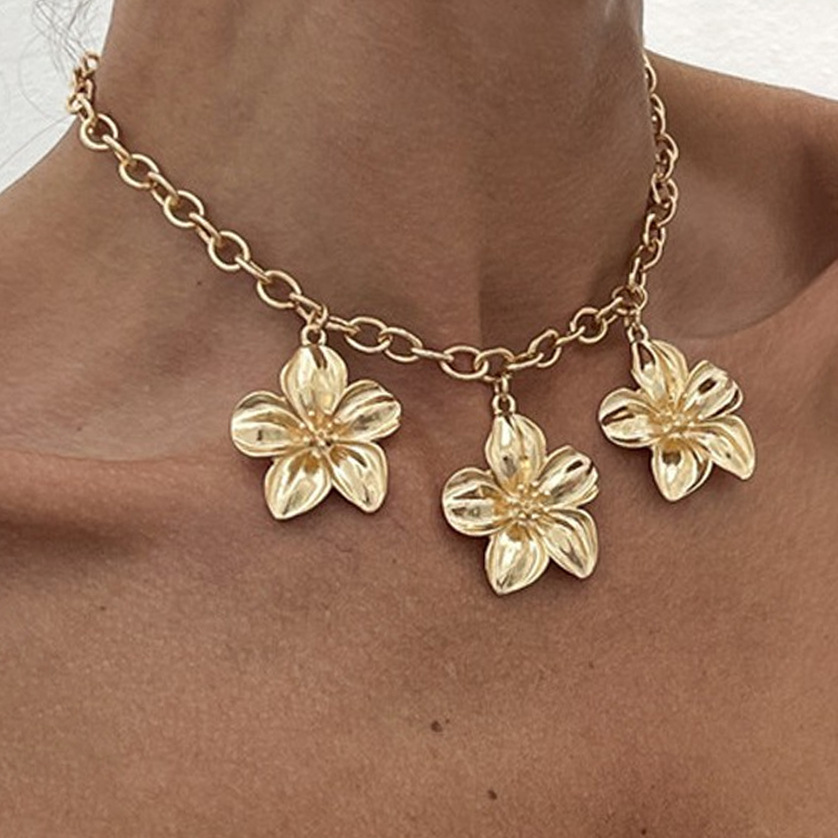 European and American cross-border jewelry ins patterned exaggerated flower metal necklace, retro five-petal flower ribbed pendant necklace full figure