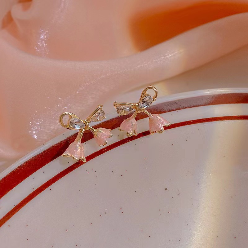 Flower stud earrings for women in autumn and winter, with a unique design sense, high-end and light luxury earrings. Forest-themed fairy beauty earrings, elegant and noble lady earrings Application Scenario