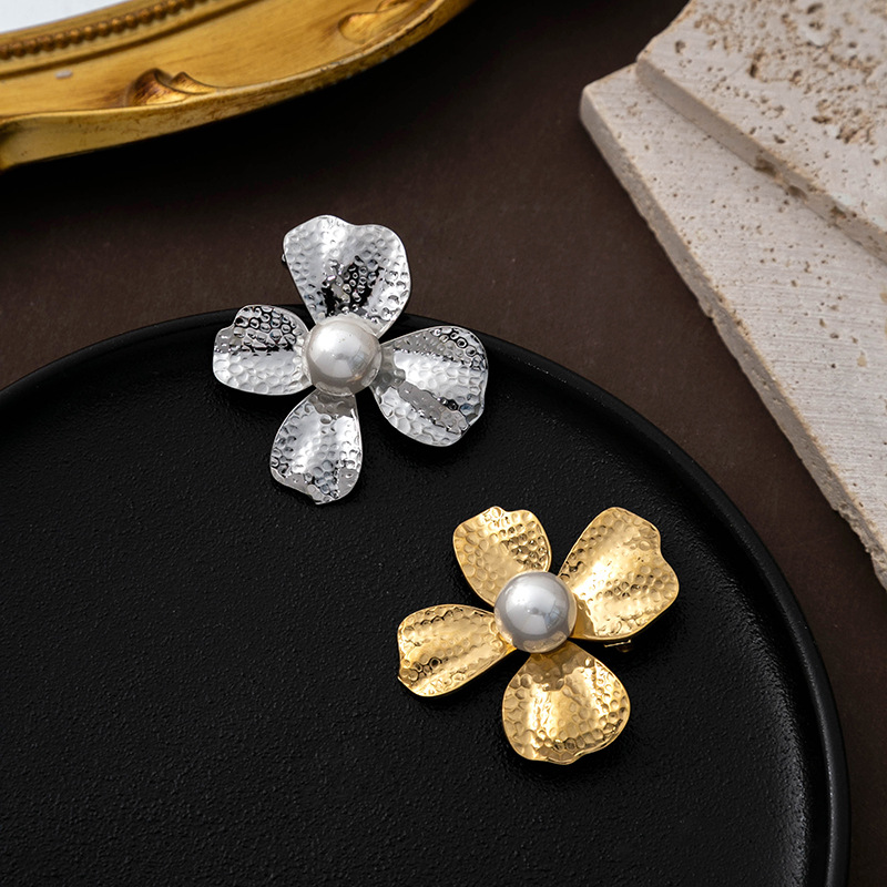 A new retro metal four-leaf clover brooch from Europe and America, with an elegant ancient style, original light luxury and versatile pearl creative accessory full figure