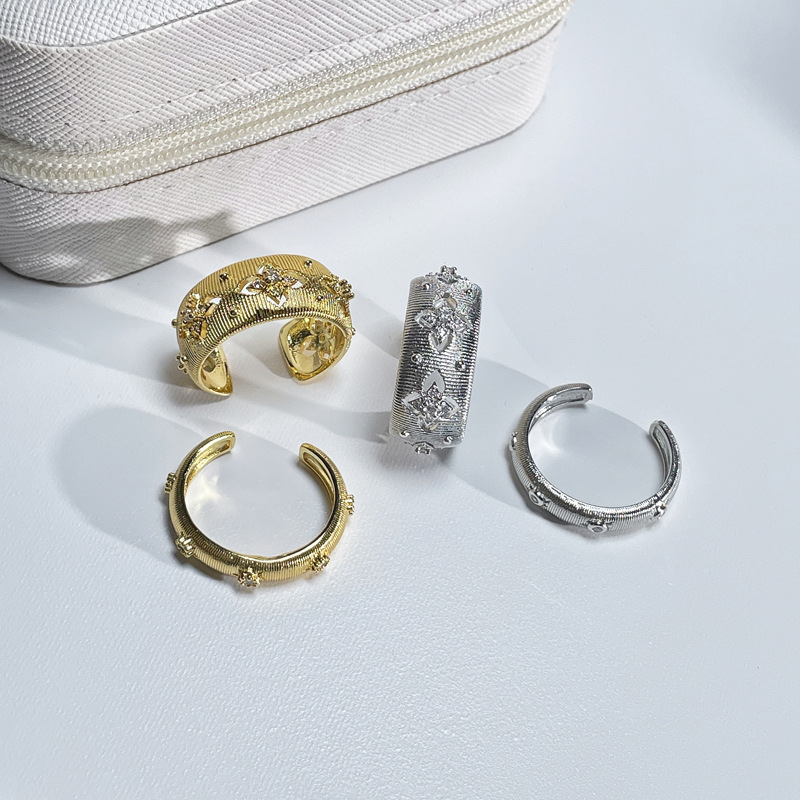 A new Chinese-style retro, exquisite and luxurious brushed four-leaf clover ring with a simple and elegant touch for women. It's a versatile food ring Application Scenario
