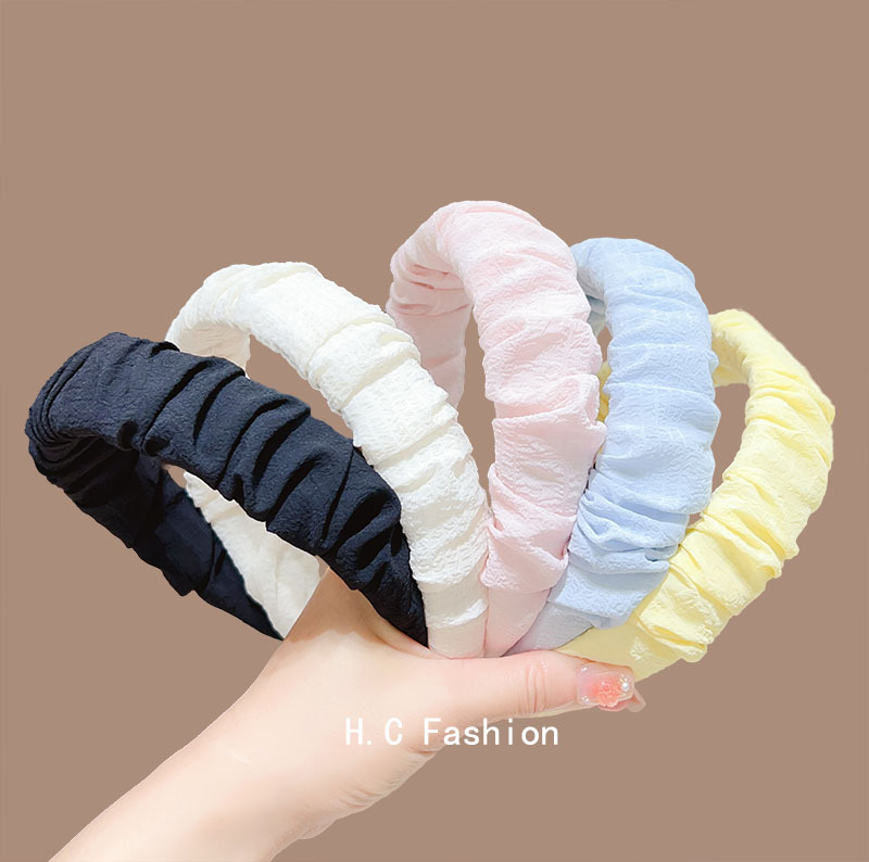 The high-end solid color wide-edge pleated hair band exudes a gentle and elegant charm. It can be used to increase height on the top of the head and is a versatile headband and hair clip accessory for going out details Picture