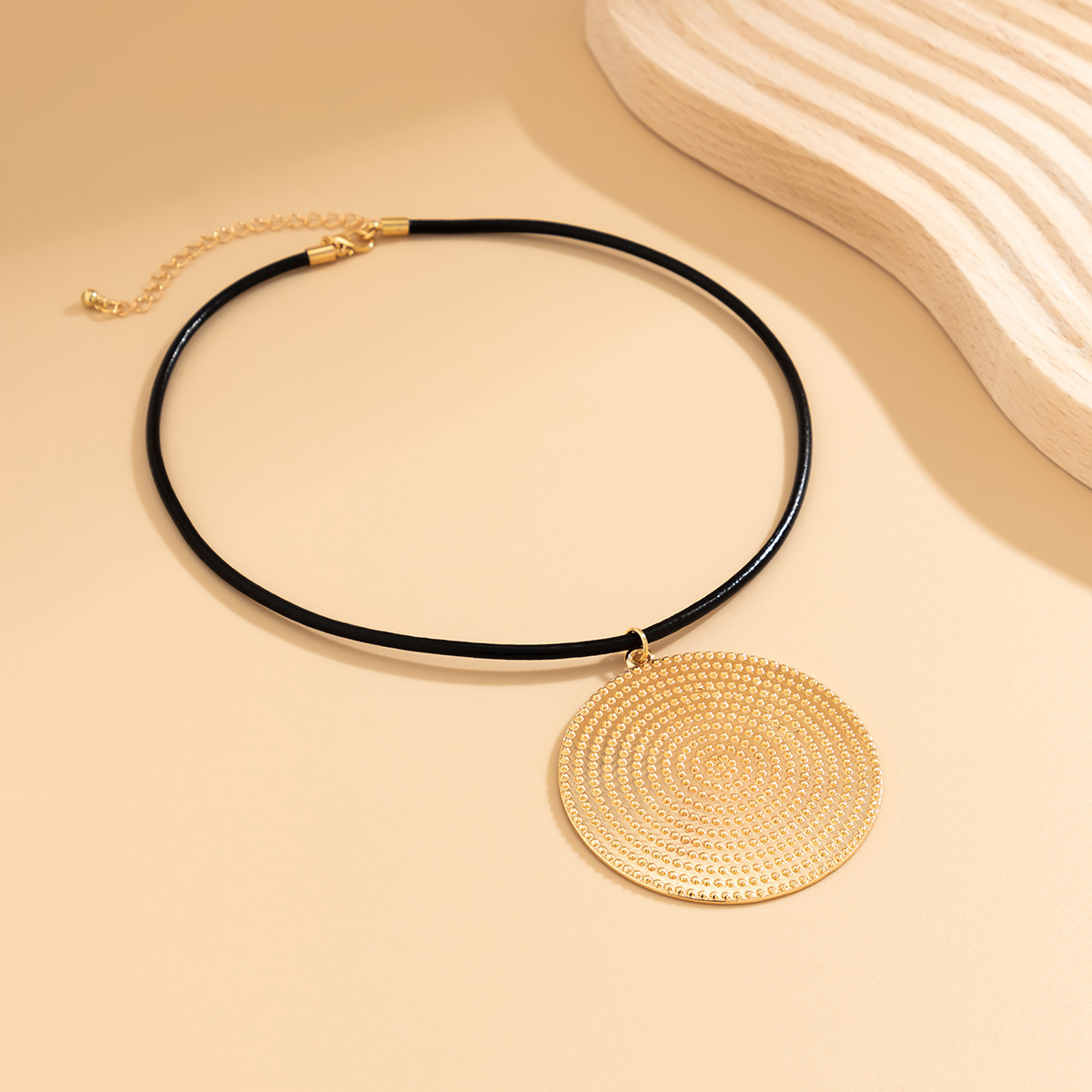 European and American cross-border alloy round pendant cold style necklace simple metal retro necklace women 's accessories Application Scenario