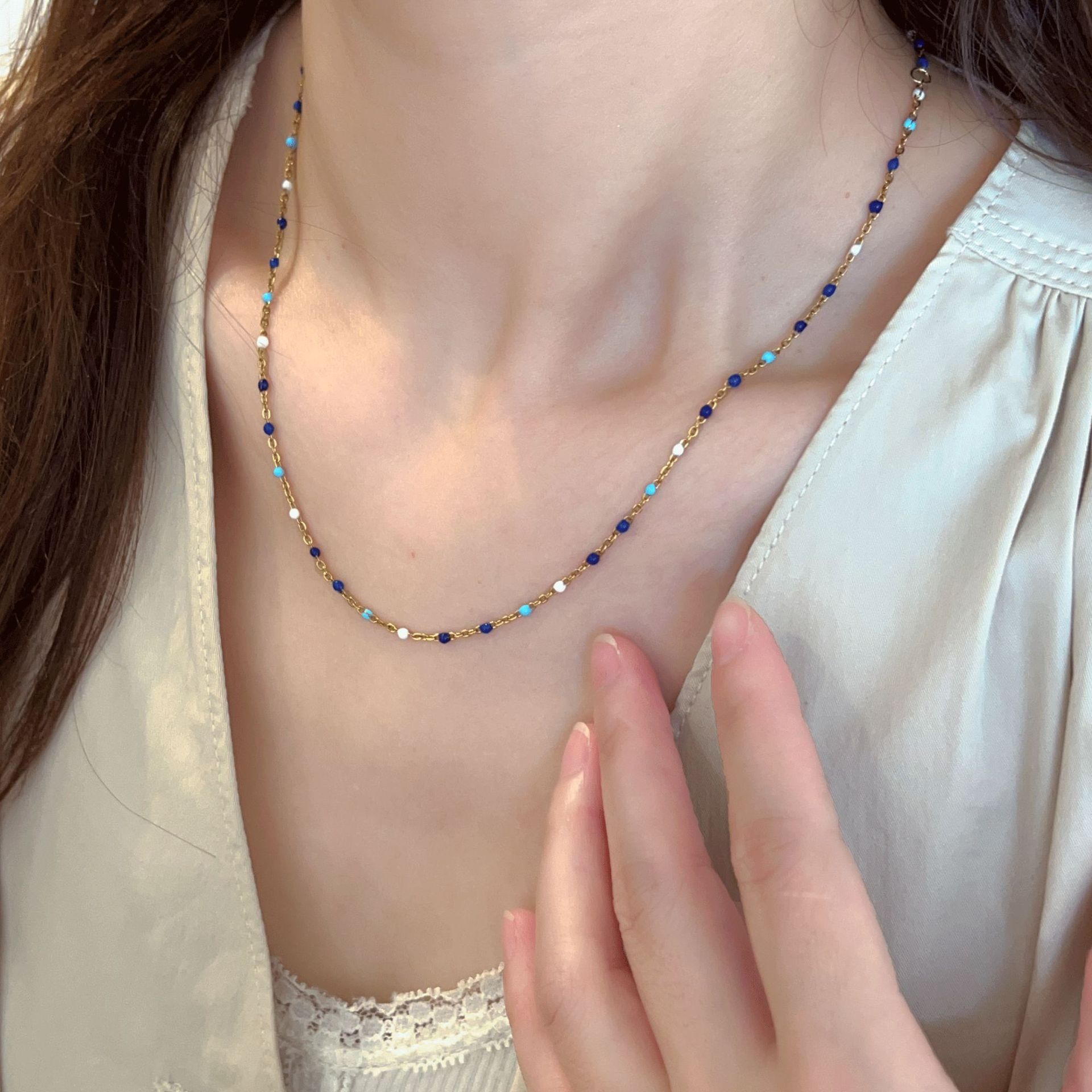 A simple and layered basic sweet and fresh blue and white oil-dripping beaded necklace, versatile sky blue girl collarbone chain full figure