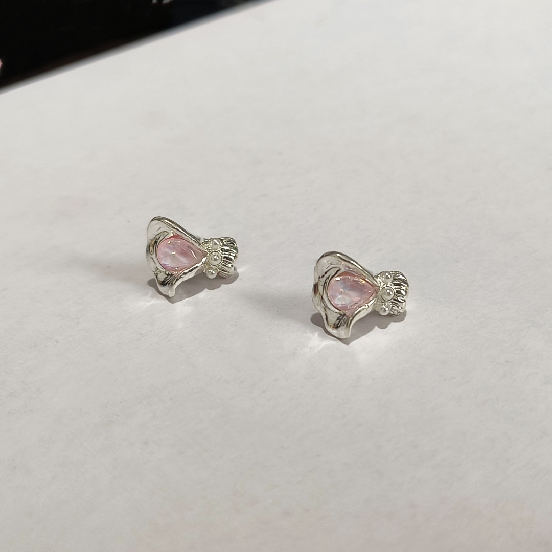Sweet and niche Korean version, small and romantic pink cat's eye stone flower bouquet stud earrings, versatile and high-end design earrings for women on Instagram details Picture