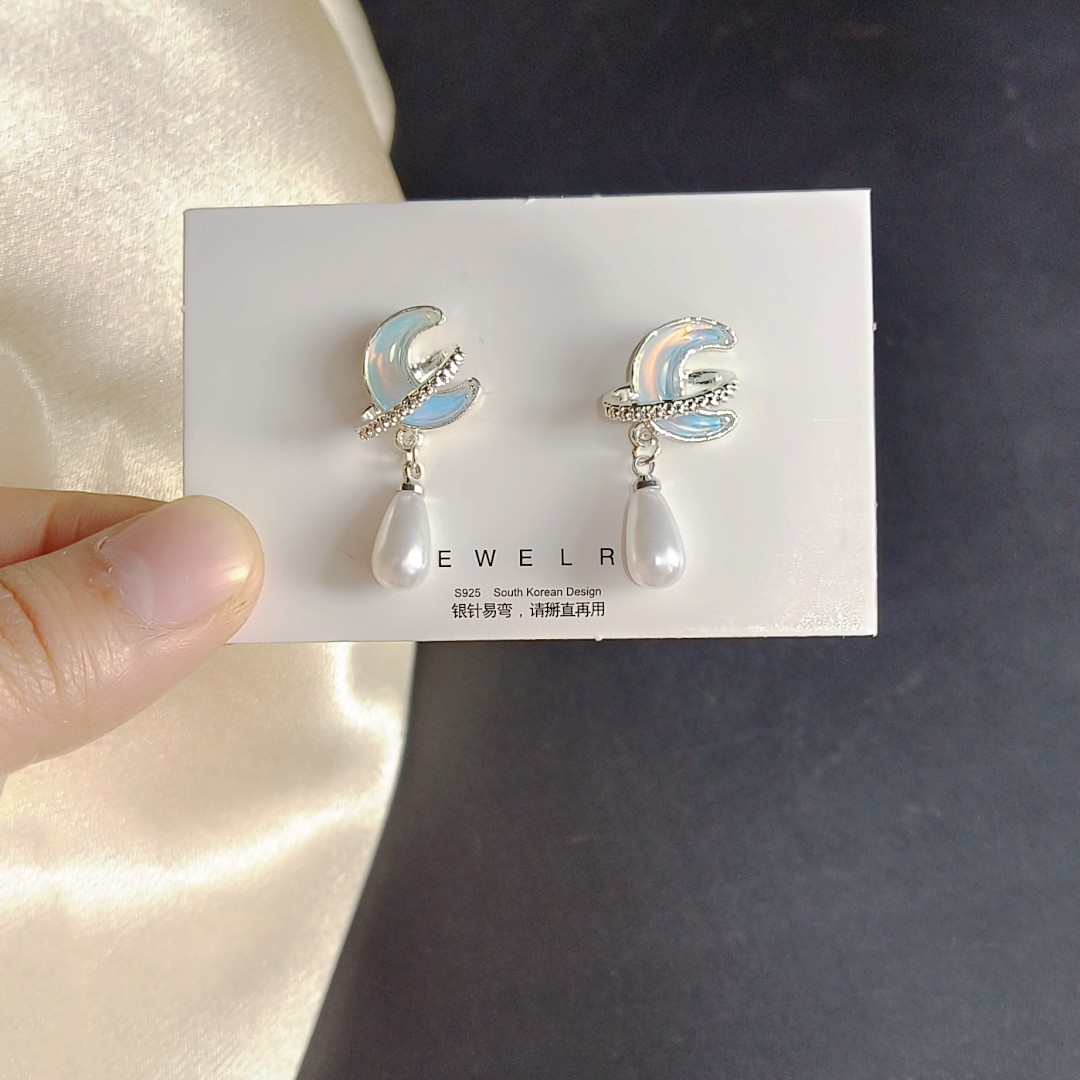 Blue cat's eye stone moon planet stud earrings, light luxury, versatile, high-end, niche starry sky design pearl pendant earrings full figure