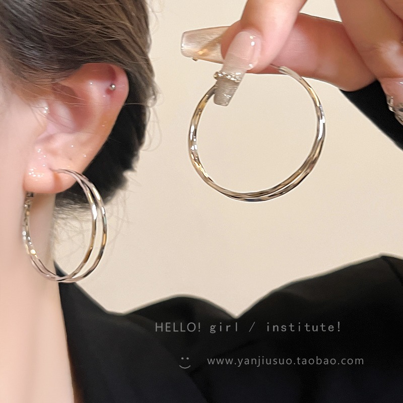 The 2025 new exaggerated and fashionable circle earrings exude a sense of light luxury and high-end elegance. They are perfect earrings for women with big round faces Specification drawing