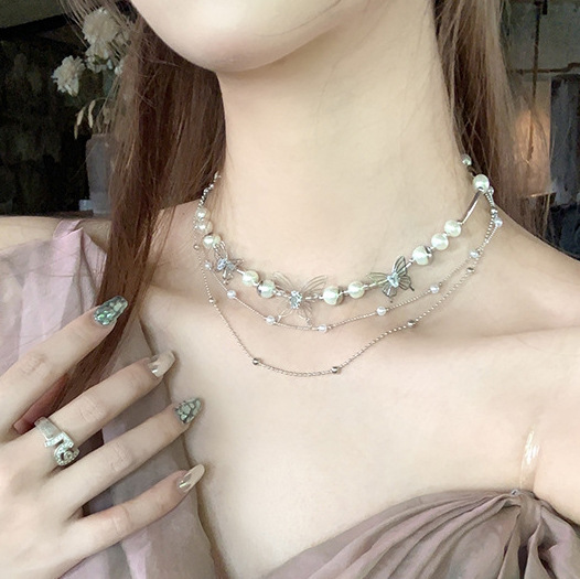This trendy and cool tassel hollowed-out butterfly pearl necklace features a feminine and niche design. It is a fashionable and elegant collarbone chain accessory Application Scenario