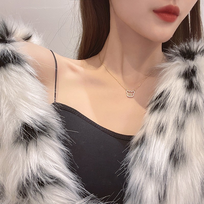 Fresh and simple cat necklace for women on Instagram, elegant and high-end, a popular accessory that is both niche and versatile. Wholesale collarbone chain Application Scenario