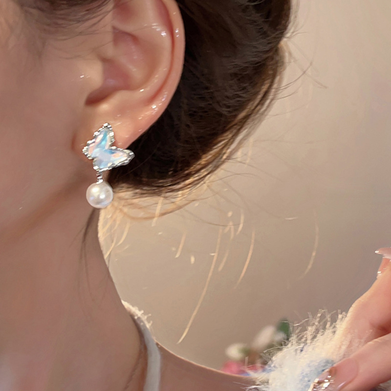 Super ethereal and colorful butterfly pearl stud earrings for women 2024 New bestseller, high-end and elegant earrings, cute and sweet earrings Application Scenario