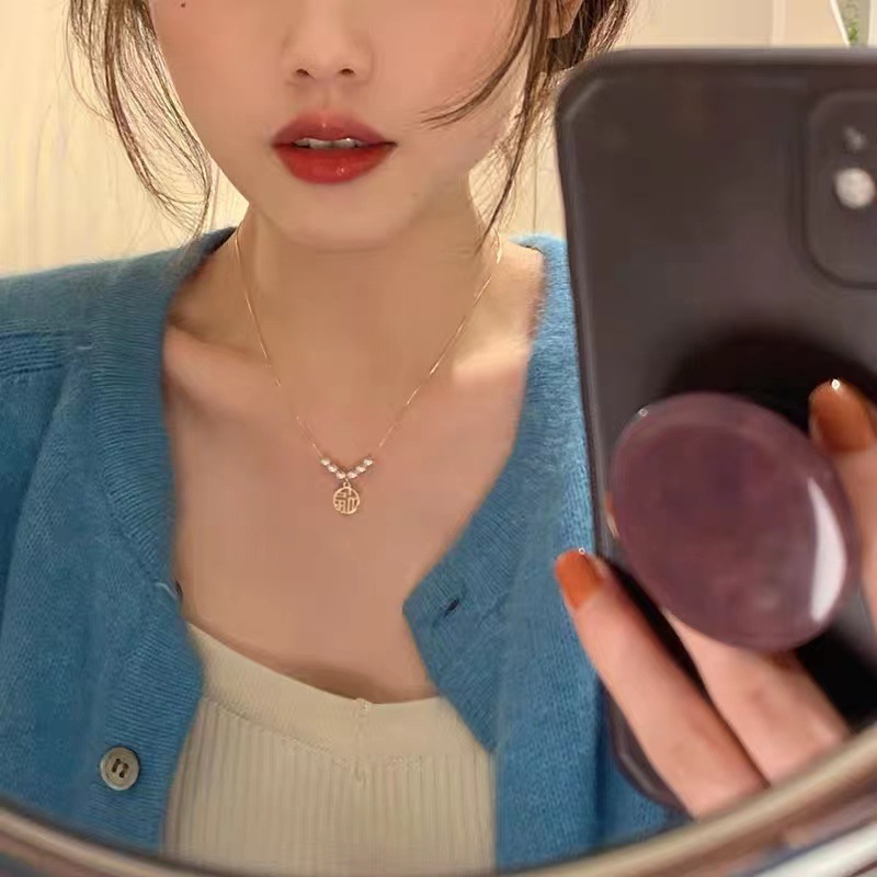The "Fu" character pearl necklace is a light luxury and niche design for women. It features a sweater chain and collarbone chain. The new 2023 neckchain is exquisite details Picture