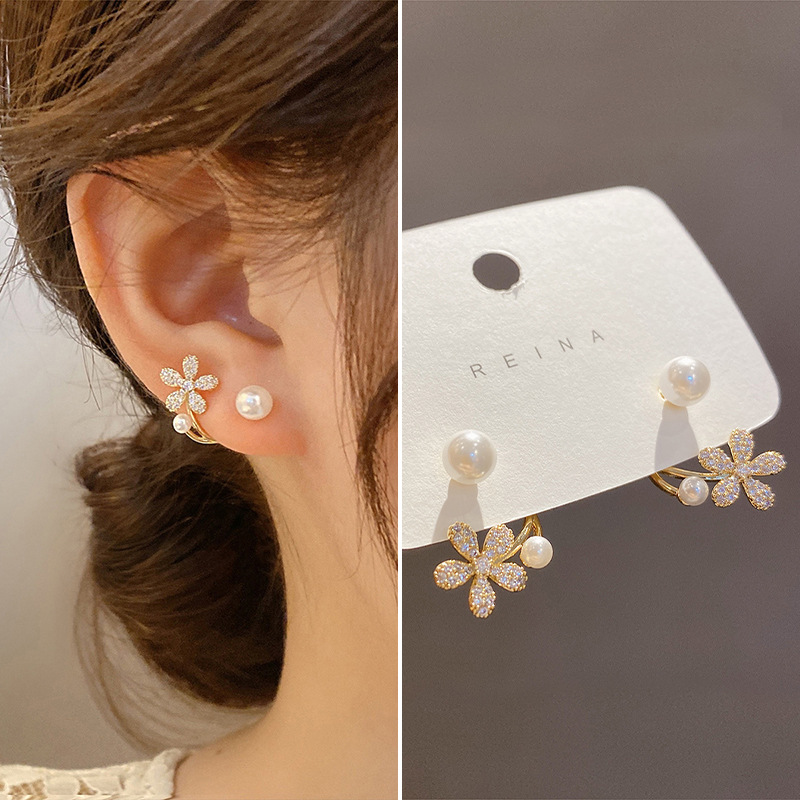 Korean niche design pearl flower earrings, a new style of trendy, light luxury and high-end small stud earrings for women in 2025 full figure