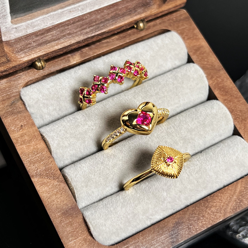 A niche, sweet and light luxury flower-shaped rose red zircon open ring, a noble and elegant female heart geometric brushed index finger ring Specification drawing