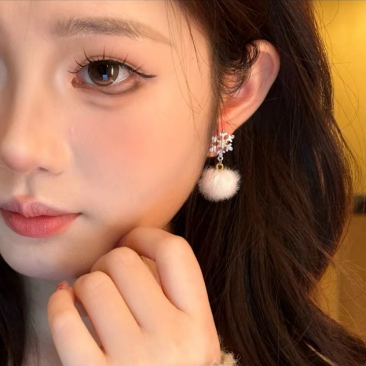 Winter gradient snowflake pom-pom earrings, women's silver needle, niche design, sweet and cute girl earrings, new trendy stud earrings Item Picture