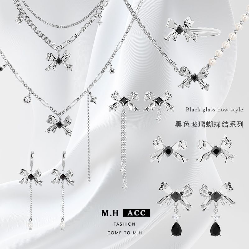 Simple, ins black glass bow necklace accessory, high-end, niche collarbone chain, fashionable and original pendant for women full figure