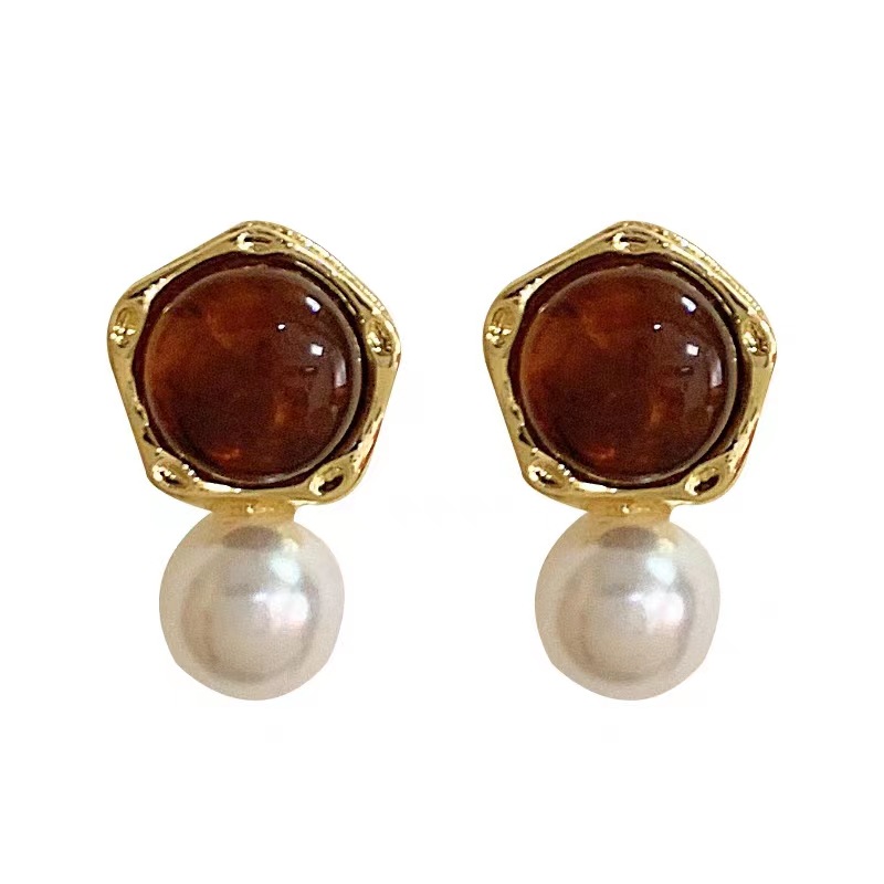 Maillard retro style stud earrings for women in autumn and winter, simple and elegant 2025 new bestsellers, exquisite, small and versatile earrings Item Picture