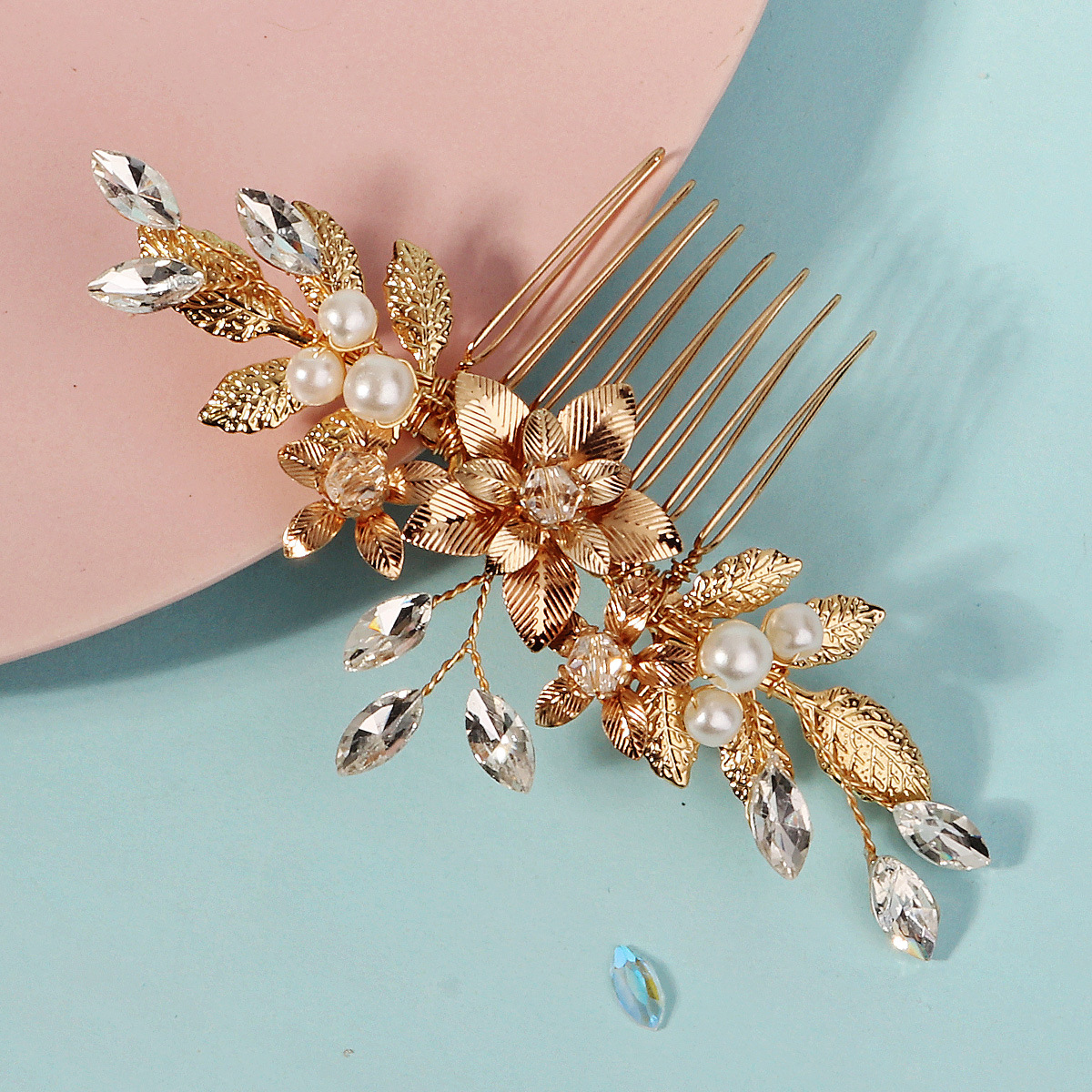The new cross-border metal flower hair comb exudes a high-end and luxurious wedding dress style. It is a handcrafted water diamond and pearl bridal comb Specification drawing