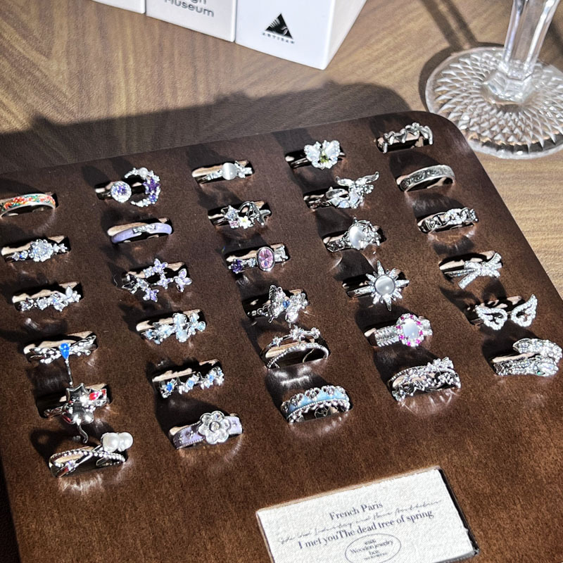 The new irregular flower enamel ring for girls in 2025 is a trendy and fashionable student-style best friend ring accessory full figure