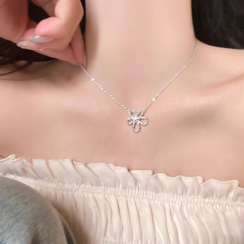 This Korean-style simple floral necklace features a niche design for women, exquisite ins style, fashion, individuality, versatility and a high-end feel details Picture