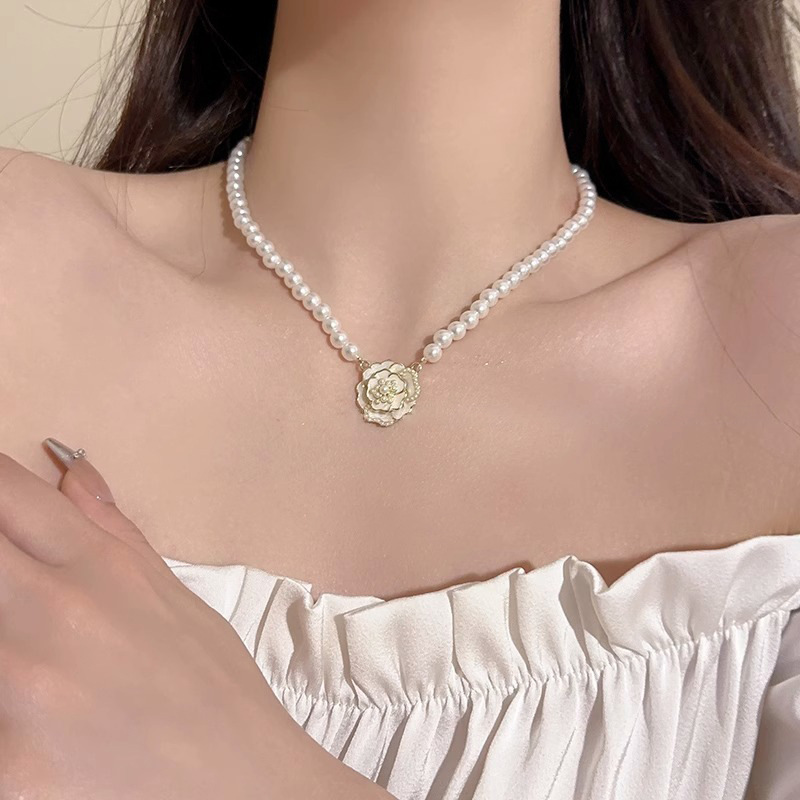 Camellia Love ~ French Retro Camellia Pearl Necklace for Women, Light Luxury and niche design sense collarbone chain necklace details Picture