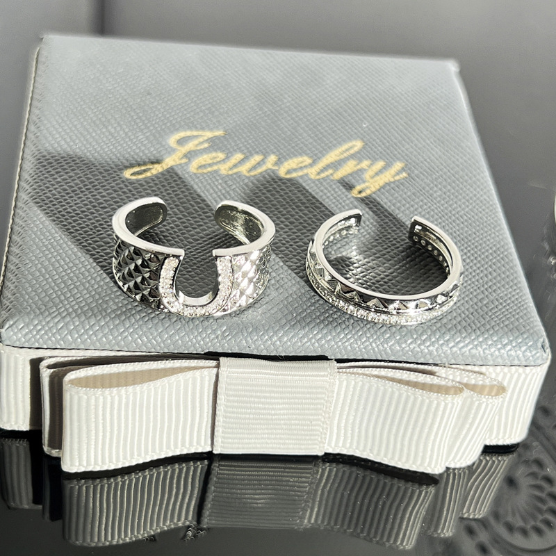 A niche French light luxury and fashionable open-top ring for women with U-shaped butts and subtle Settings, a cold and stylish index finger ring details Picture
