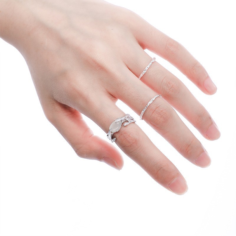 This is a niche design of a white agate ring with an opening for the index finger that can be adjusted. It has a cool style and is highly fashionable and versatile. It's suitable for women on Instagram Item Picture