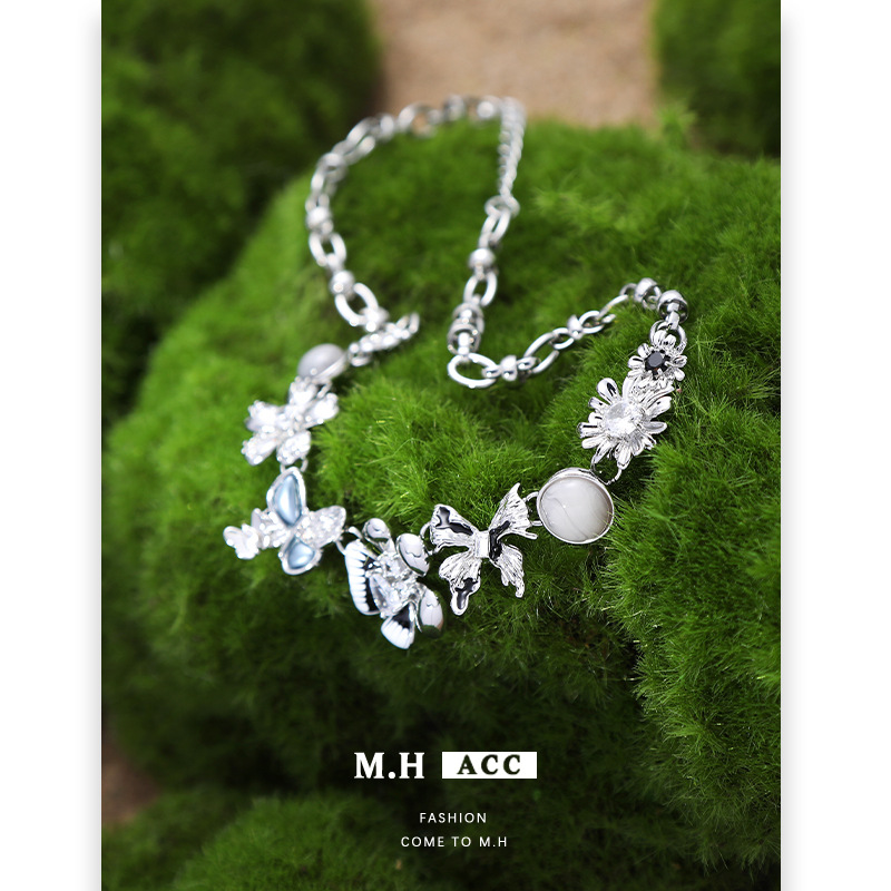 The country-style butterfly flower oil-dripping necklace is a fashionable, light luxury and high-end collarbone chain. It is a unique design necklace that has become a social media sensation Specification drawing
