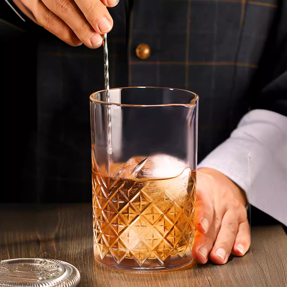 Japanese-style crystal cocktail glasses, cocktail glass mixing cups, bar bartenders' mixing cups, glassware, and cocktail utensils Application Scenario