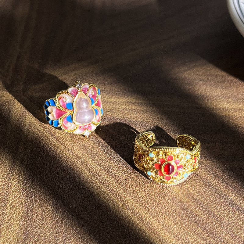 A retro new Chinese-style butterfly flower ring with hollowed-out enamel gourd, a unique and fashionable index finger ring in a women's court style Specification drawing