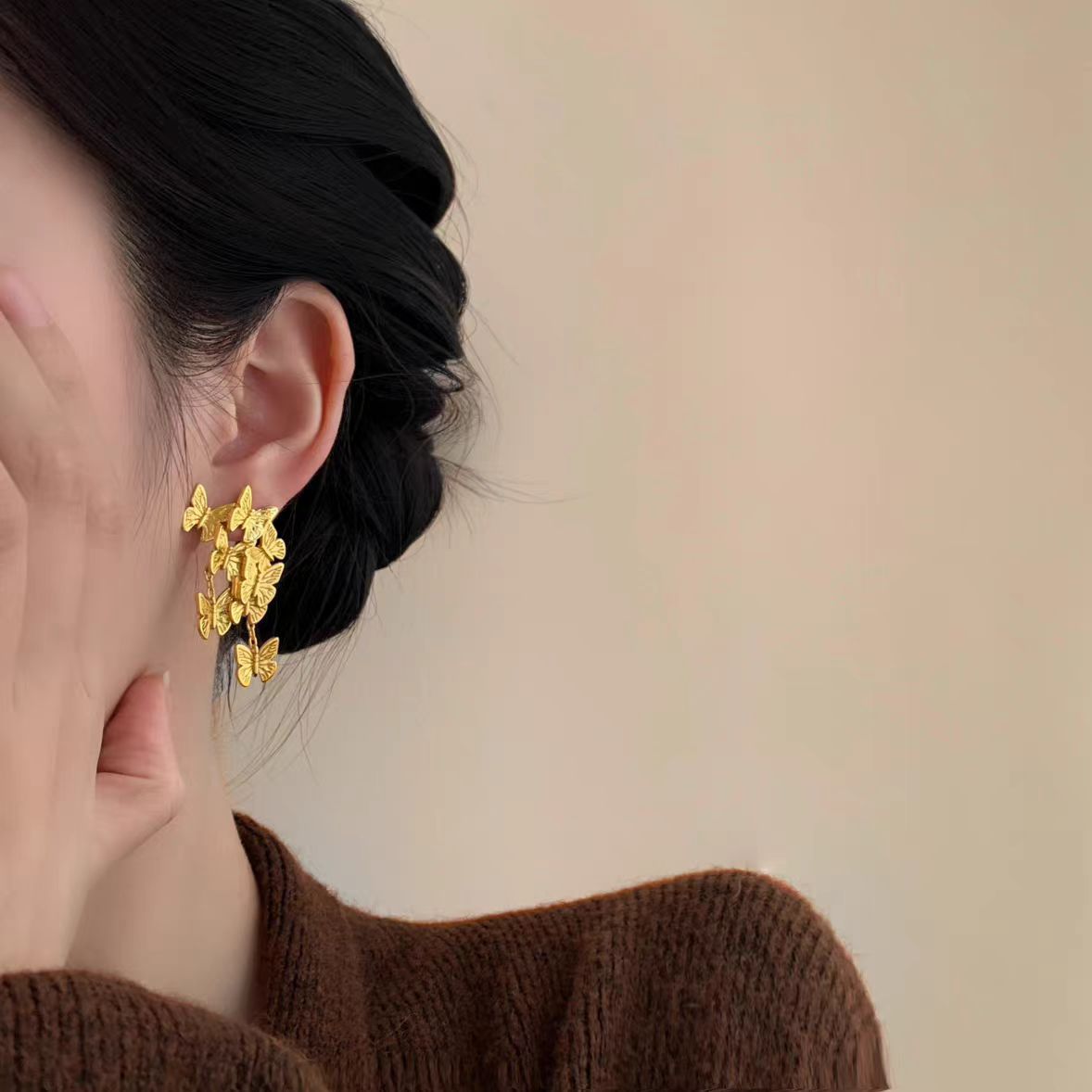 Dance gracefully ~ New Chinese-style golden butterfly tassel stud earrings for women, light luxury and high-end style earrings, unique and niche earrings details Picture
