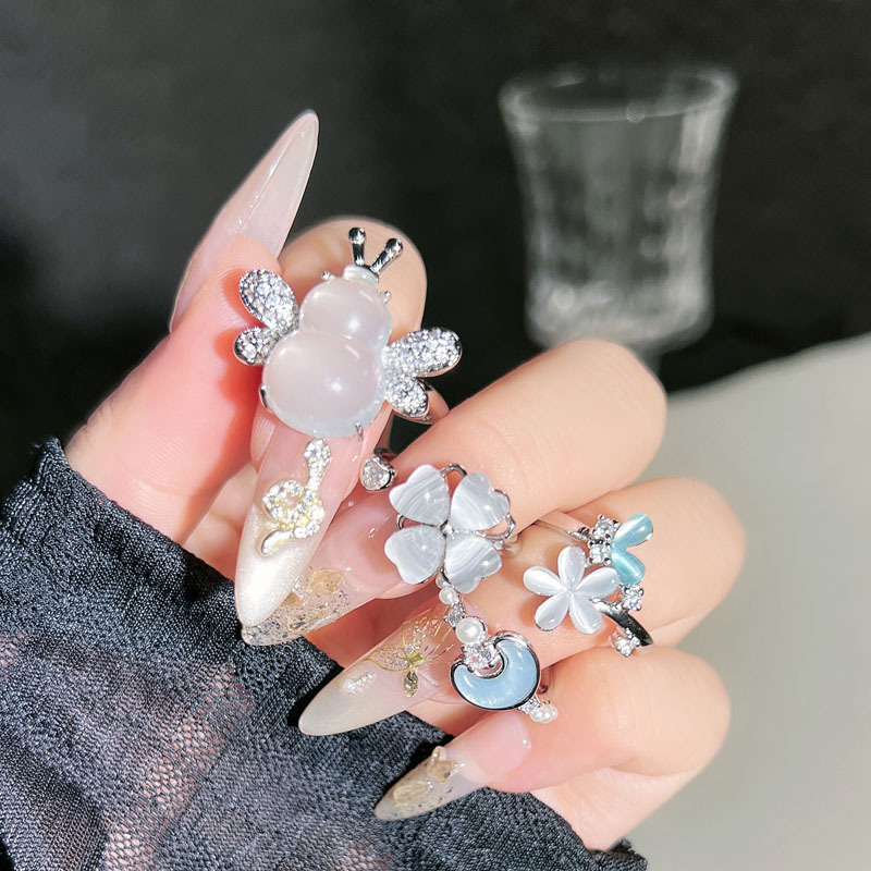 This light luxury, ethereal, carmedullary, rotatable flower opening ring is a trendy, fashionable and high-end ring for women details Picture