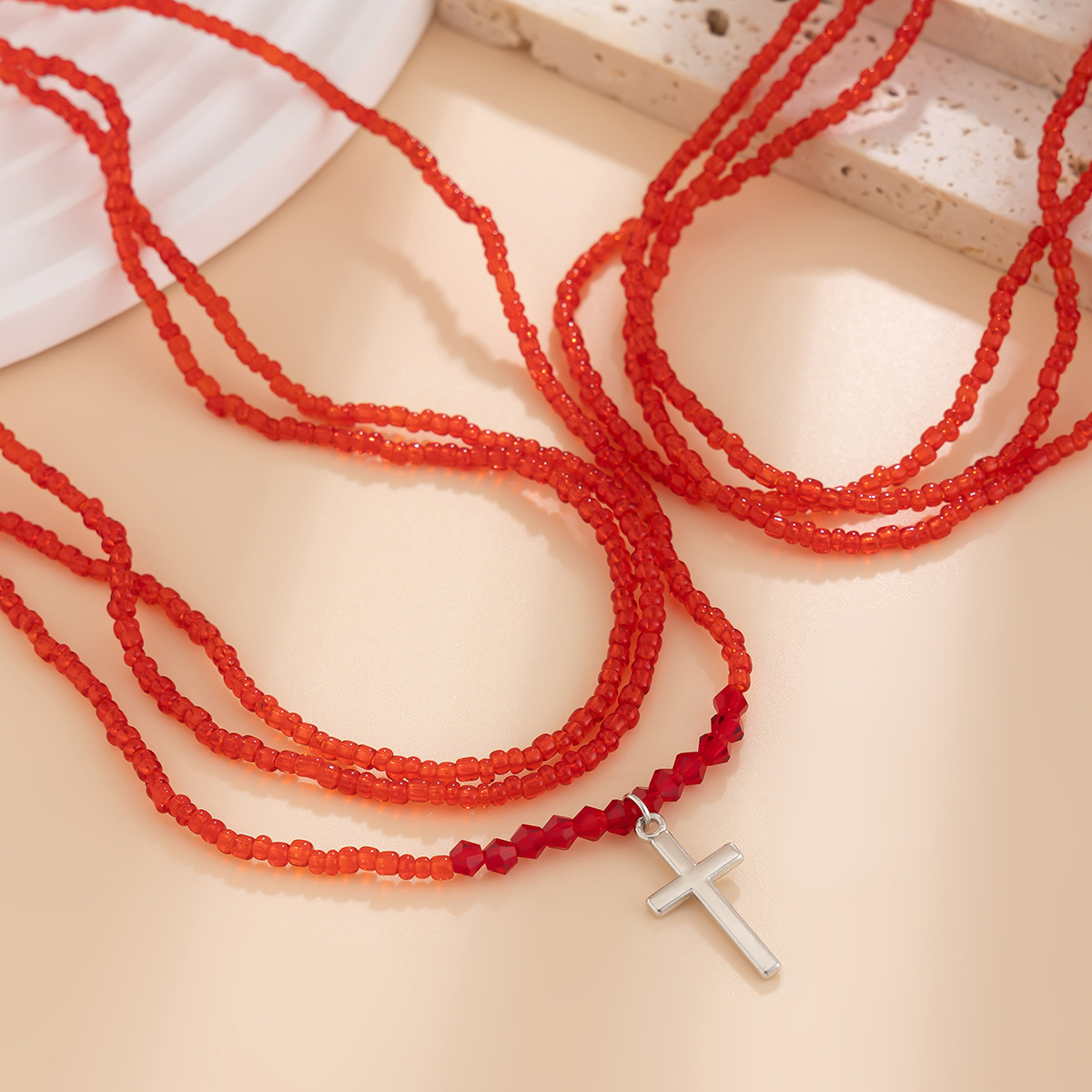 European and American cross-border jewelry fashion 2-piece set, rice bead collarbone chain, high-end red multi-layer one-piece necklace for women Application Scenario