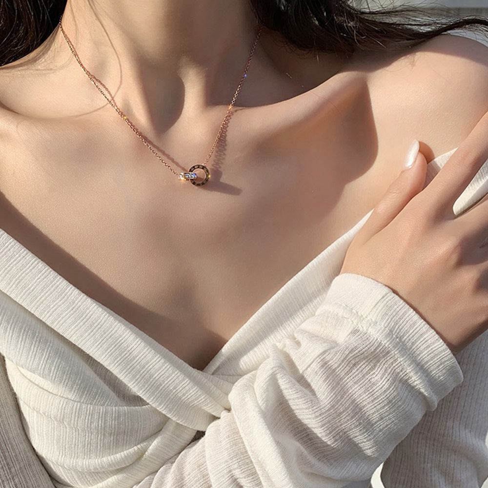 This light luxury and niche design necklace does not fade. It features a Korean-style creative double-ring collarbone chain with a fashionable and ladylike style Application Scenario