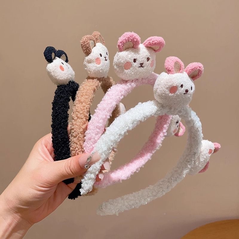 Autumn and winter Korean cute bear hair bands, girls' lamb hair wash headbands, girls' cartoon anti-slip hair-pressing headwear and hair clips Application Scenario