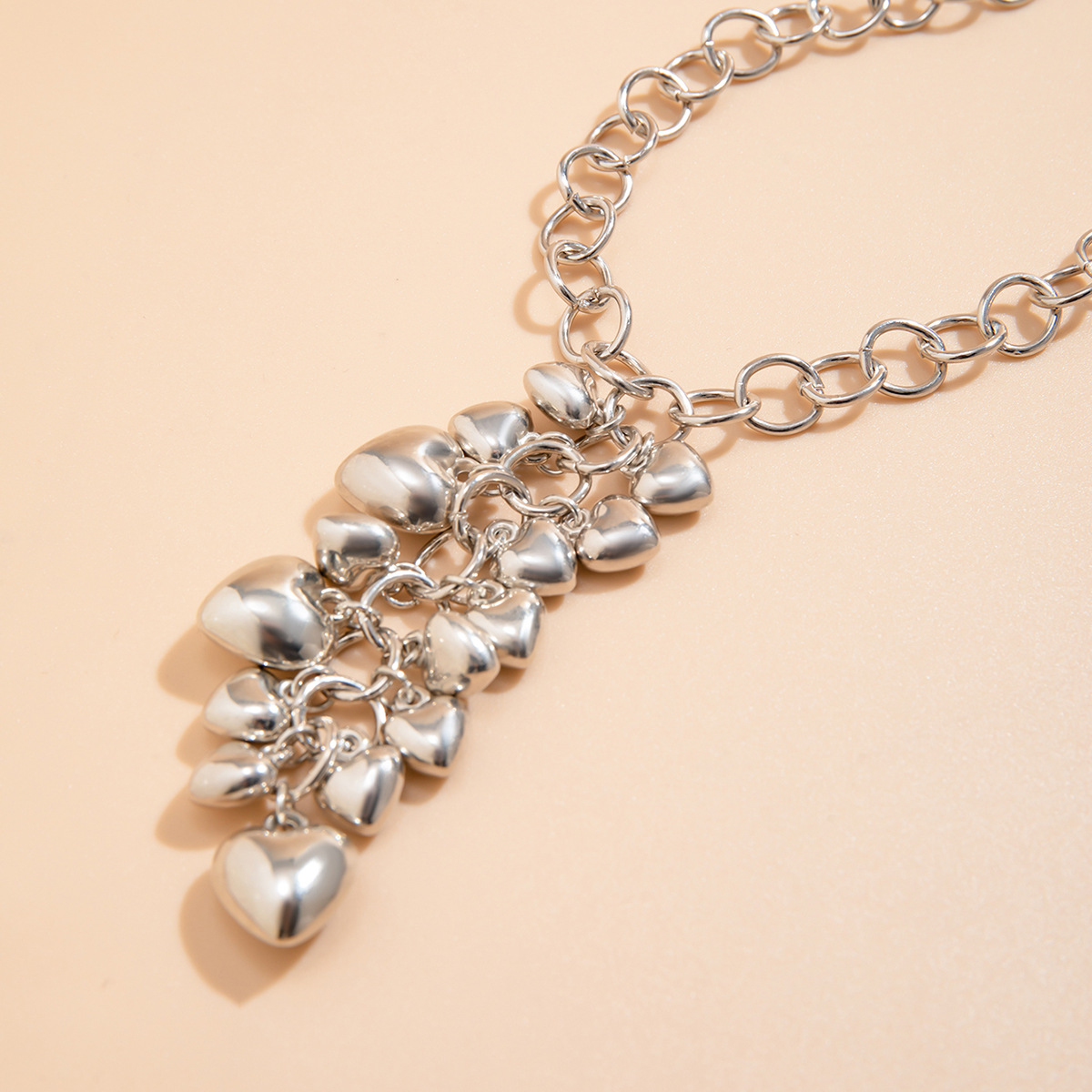 New cross-border accessories from Europe and America, featuring a stylish and heartwarming choker beaded design with a sweet and cool fringe Application Scenario