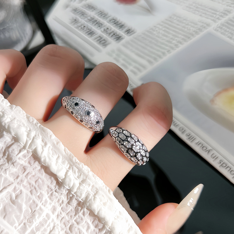 A new exquisite and light luxury leopard print drip glaze individual open ring, a punk check pattern for women, a high-end and fashionable index finger ring trend details Picture