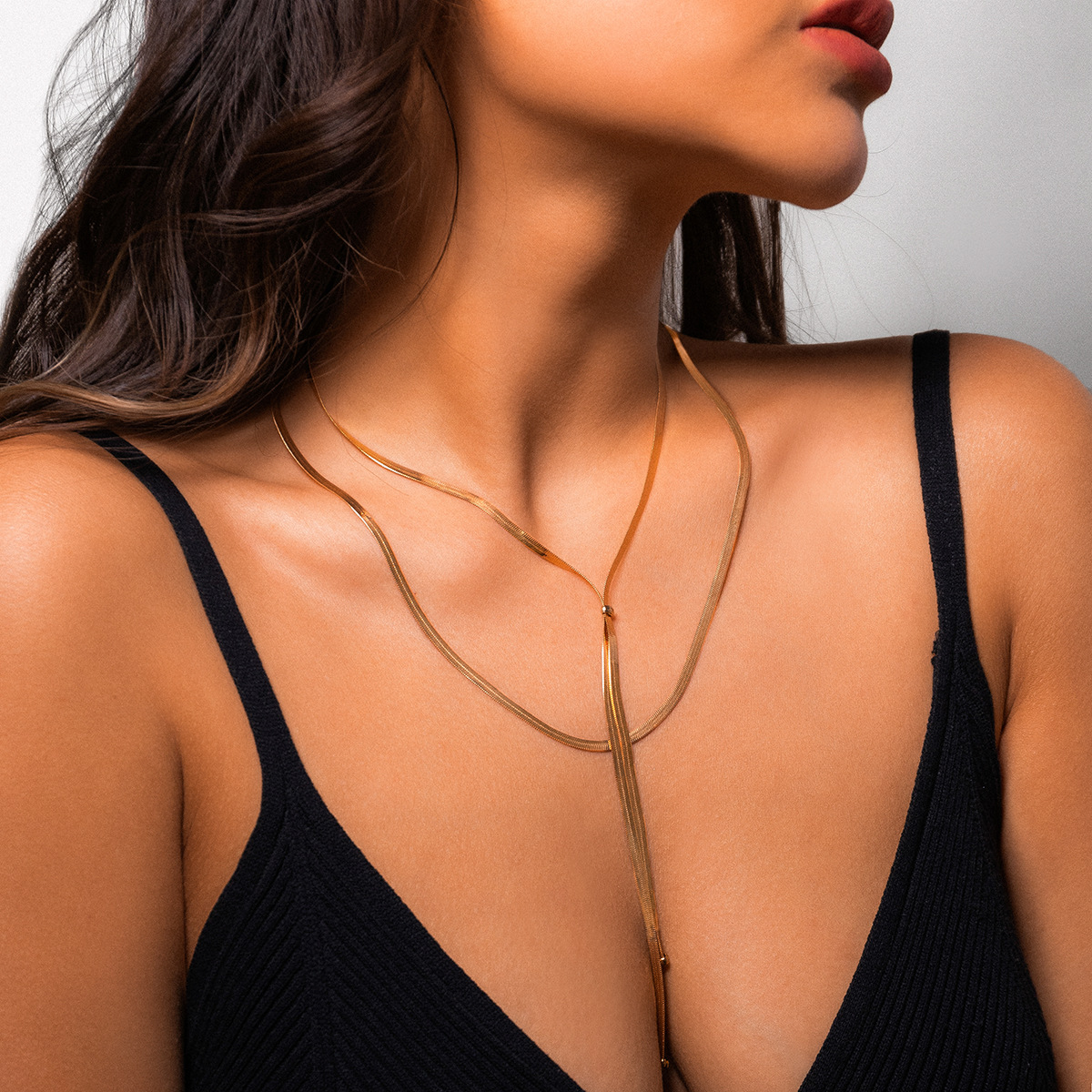 A simple and long snake-bone chain necklace from Europe and America, with a cold design and plain chain tassel necklace Application Scenario