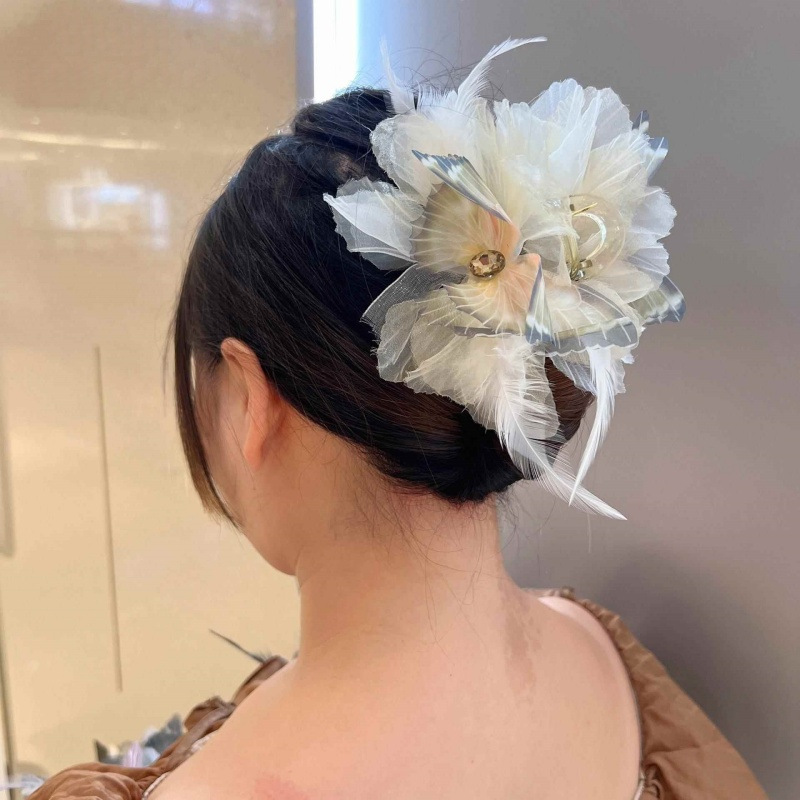 Double-sided feather bow clip, princess hair clip, large shark clip at the back of a woman's head, super fairy-like hair accessory with a sense of luxury Application Scenario