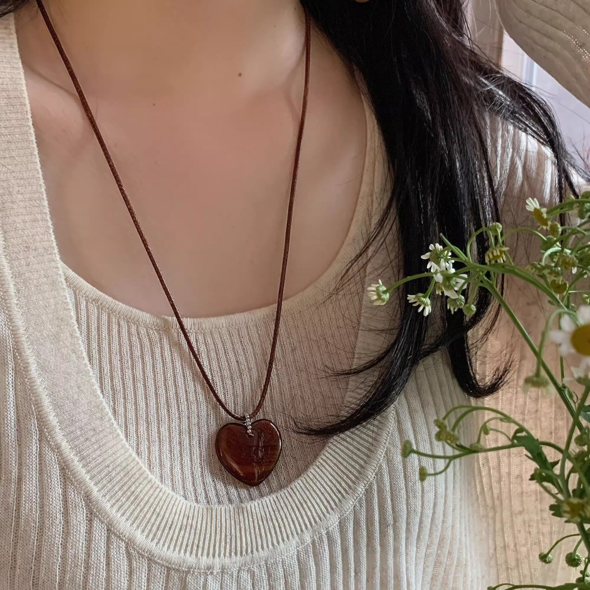 Autumn and winter Maillard coffee-colored heart-shaped necklace for women, hand-woven, simple, fashionable and versatile, elegant sweater chain Specification drawing