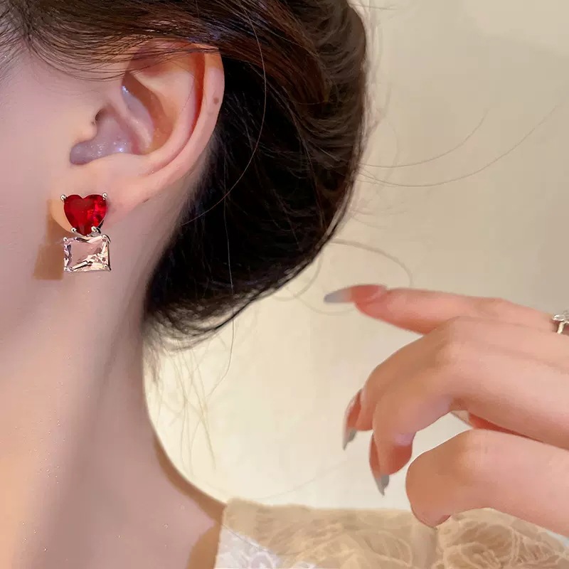 Korean style asymmetrical red heart-shaped earrings, women's light luxury and high-end niche earrings, crystal versatile stud earrings Specification drawing