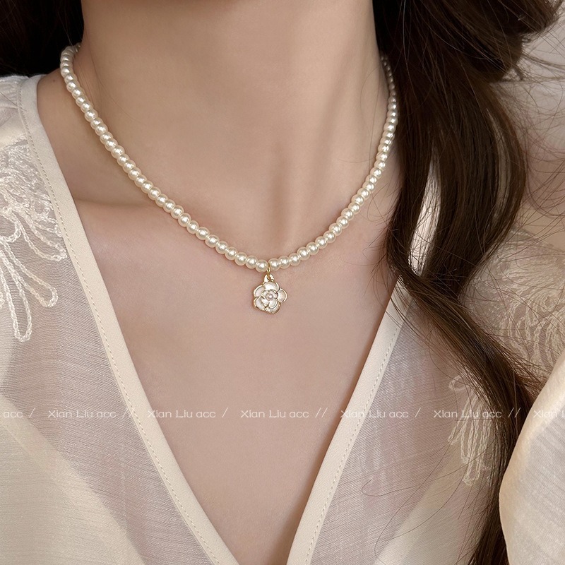 Camellia necklace 2024 new style Versatile pearl necklace for women, French light luxury, niche style, collarbone chain feel full figure