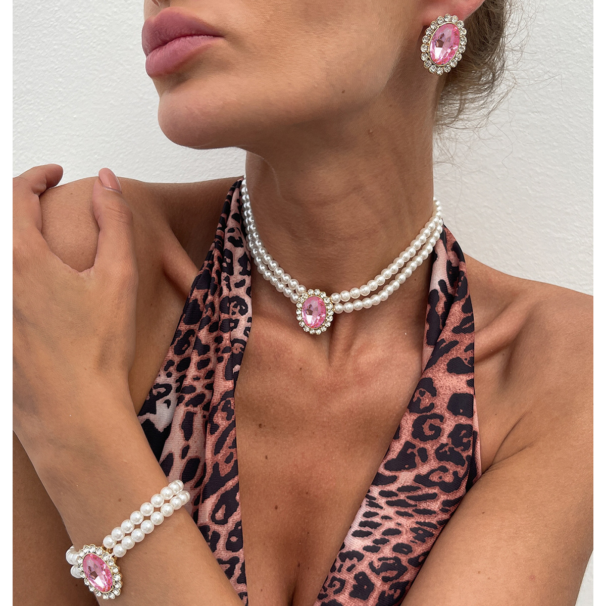 European and American cross-border jewelry, French elegant imitation pearl beaded necklace, light luxury style gemstone inlaid necklace set full figure