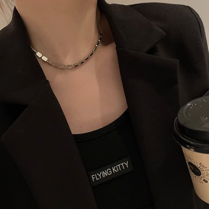 Three-dimensional small square necklace, women's Instagram niche design sense, cold style collarbone chain, sweet and spicy snake bone chain neck chain details Picture