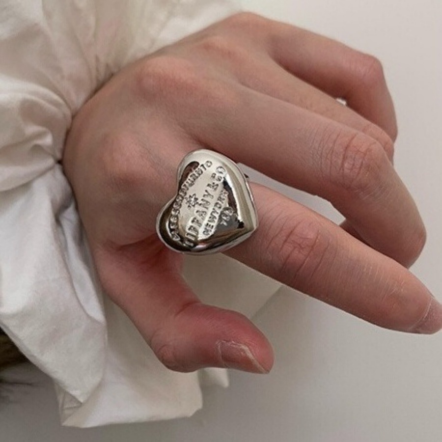 The heart-shaped letter opening ring, the same as that of a South Korean blogger, is a rare and versatile design for women's daily index finger rings full figure