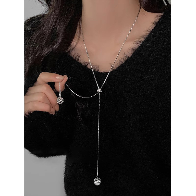 Linglong Dice, light luxury style, pull-out adjustable long necklace, women's autumn and winter style sweater chain, collarbone chain Application Scenario